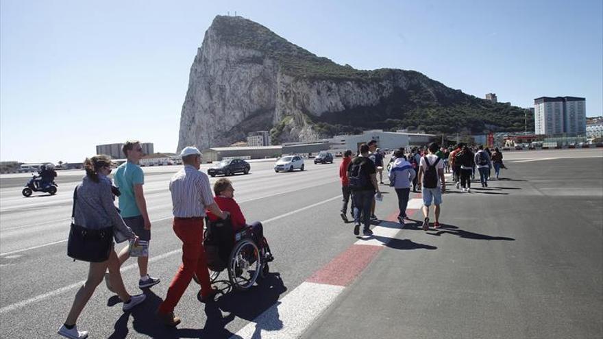 Gibraltar culpa a la Guardia Civil del incidente a la salida de un submarino