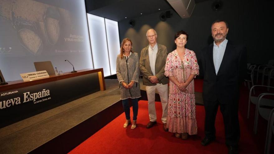 Por la izquierda, Virginia Gil, Manuel Aznar, Begoña Collado y Antonio Fernández Insuela, ayer, en el Club Prensa Asturiana de LA NUEVA ESPAÑA. | Irma Collín