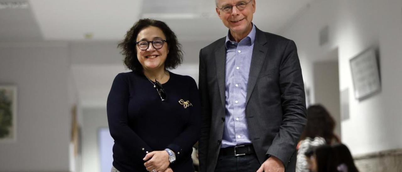 Júlia Benavent y Raymund Wilhelm, ayer en un descanso del congreso.