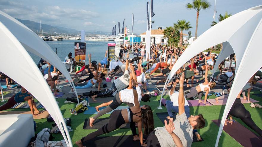 Unas 3.700 personas practican yoga en el Muelle de Honor de Puerto Banús