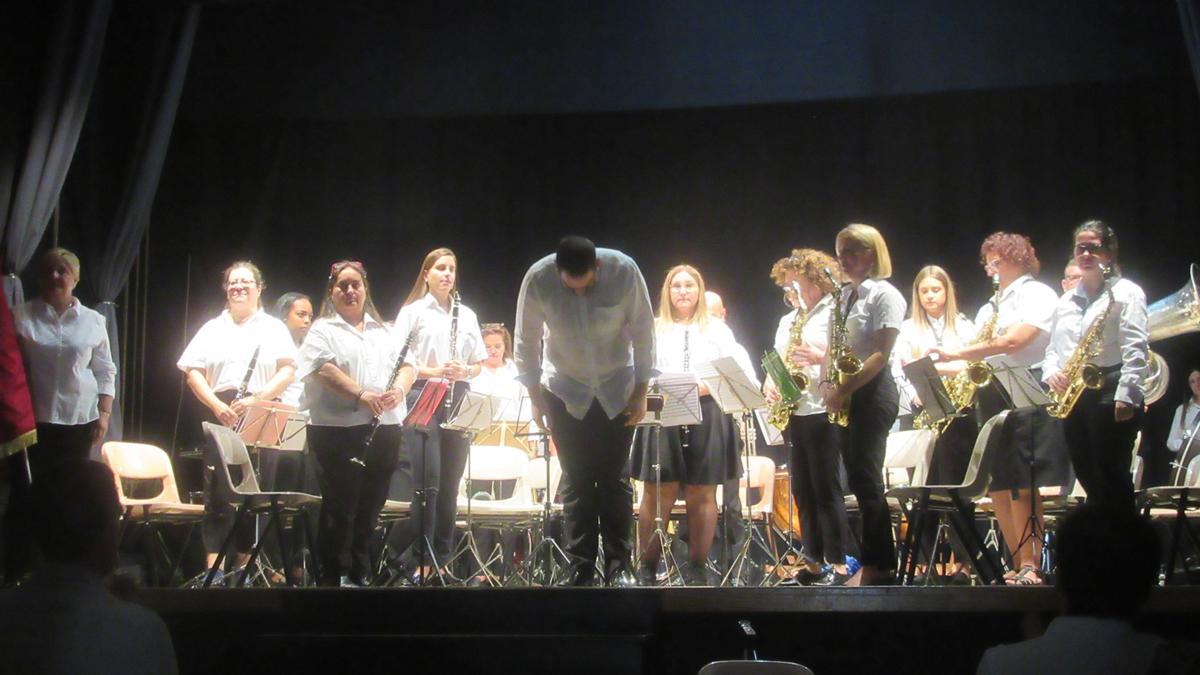 La Societat Musical de Calles saluda al final de l’actuació.