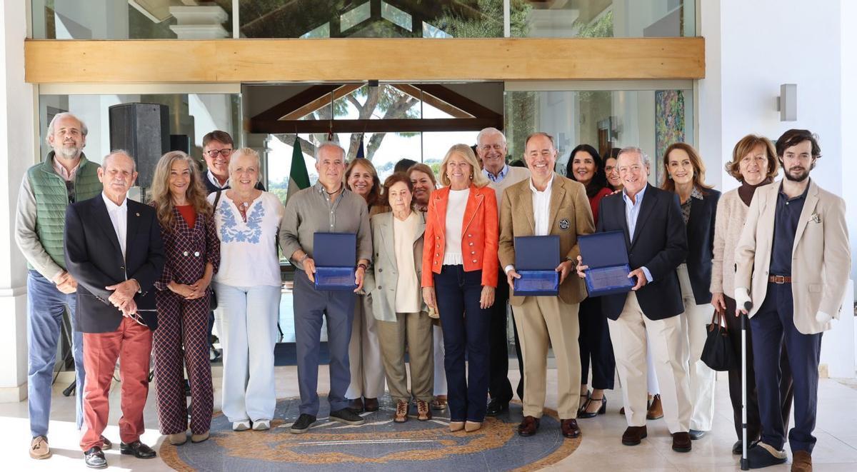 Una fotografía de familia en un acto de conmemoración de los 50 años del club de golf Aloha. | L.O.