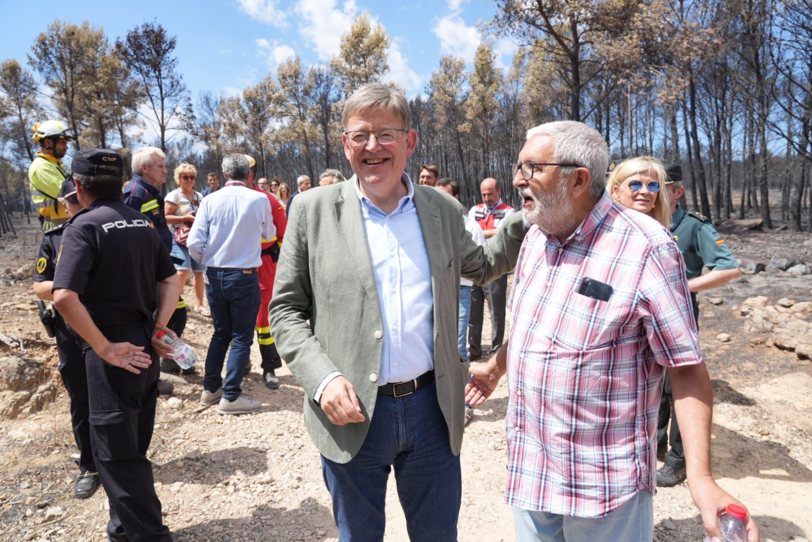 Las imágenes de la visita de Pedro Sánchez a la zona del incendio de Bejís