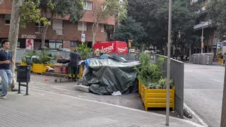 Plan de choque contra la "degradación" de Sant Antoni: más policía, limpieza, atención social y mejoras en la 'superilla' táctica