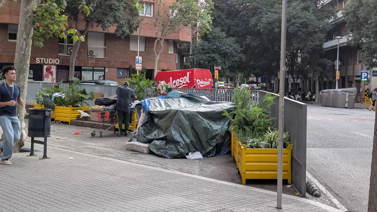 Plan de choque contra la "degradación" de Sant Antoni: más policía, limpieza, atención social y mejoras en la 'superilla' táctica