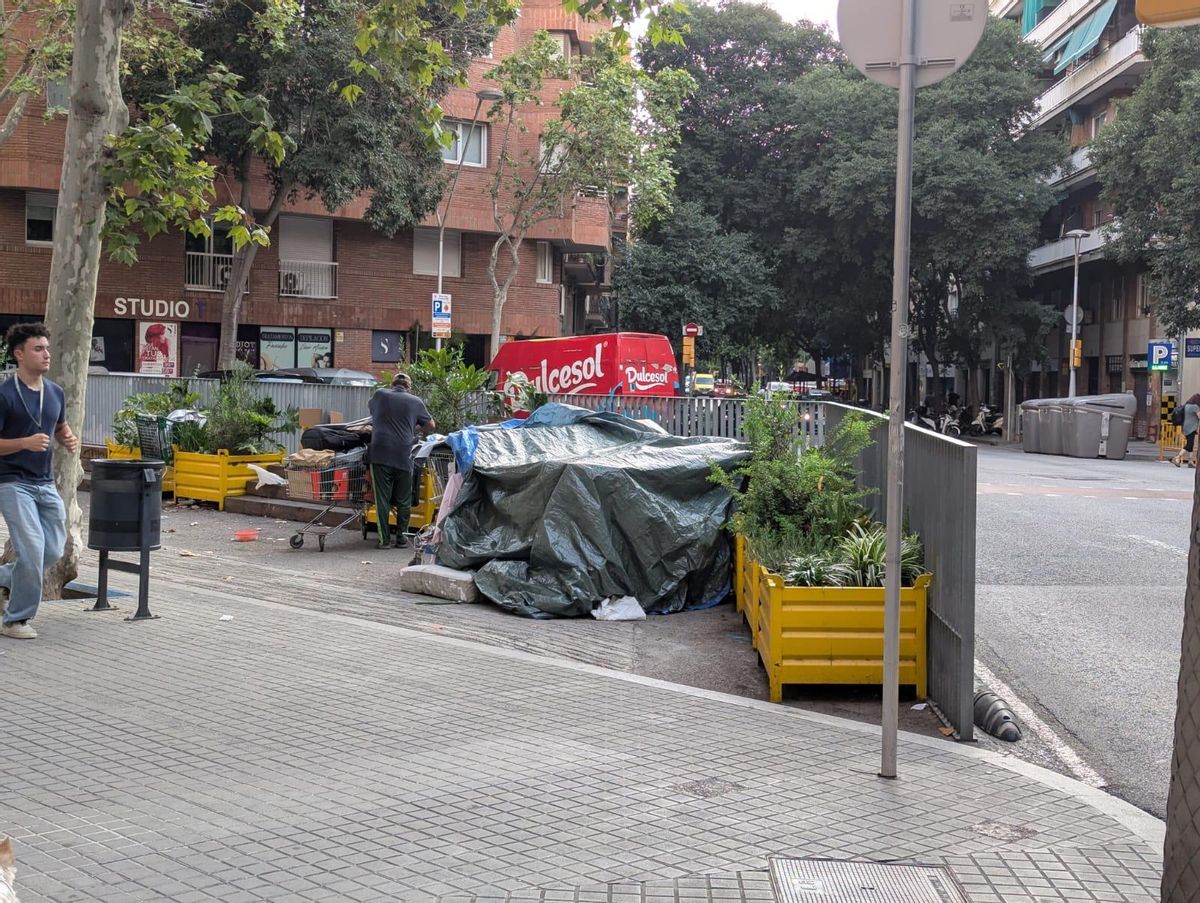 Trastos recuperados y carros instalados permanentemente en rincones de la superilla de Sant Antoni, que ahora se retirarán.