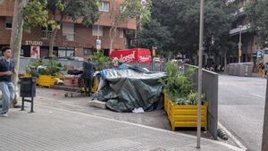Trastos recuperados y carros instalados permanentemente en rincones de la superilla de Sant Antoni, que ahora se retirarán.