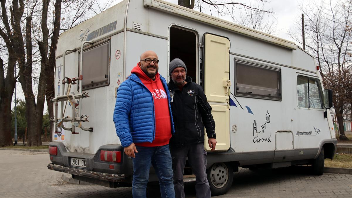 En Sisu i en Robert, aquest diumenge a Przemysl davant l&#039;autocaravana, a punt per emprendre el camí de retorn a Catalunya amb cinc refugiats