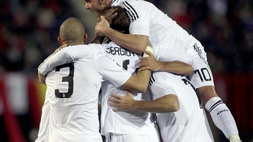 El defensa del Real Madrid Sergio Ramos , celebra con sus compañeros, el portugués "Pepe" y el centrocampista holandés Wesley Sneijder, el gol que ha marcado al RCD Mallorca, tercero para su equipo, durante el partido, correspondiente a la decimoctava jornada de Liga de Primera División, disputado esta tarde en el Ono Estadio de la capital balear.