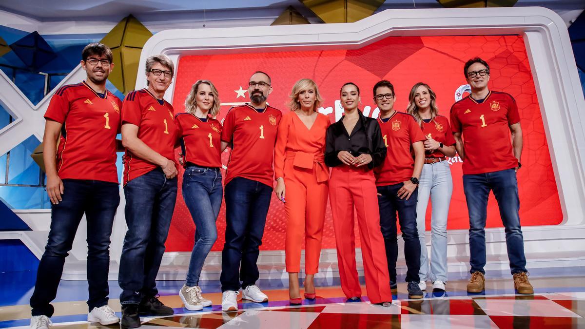 La directora de comunicación de TVE, María Eizaguirre (5i); la cantante Chanel (6i); el periodista de deportes de TVE, Arsenio Cañada (3d) y el periodista Sergio Sauca (1d), durante la presentación de RTVE de la cobertura para el Mundial de Catar 2022.