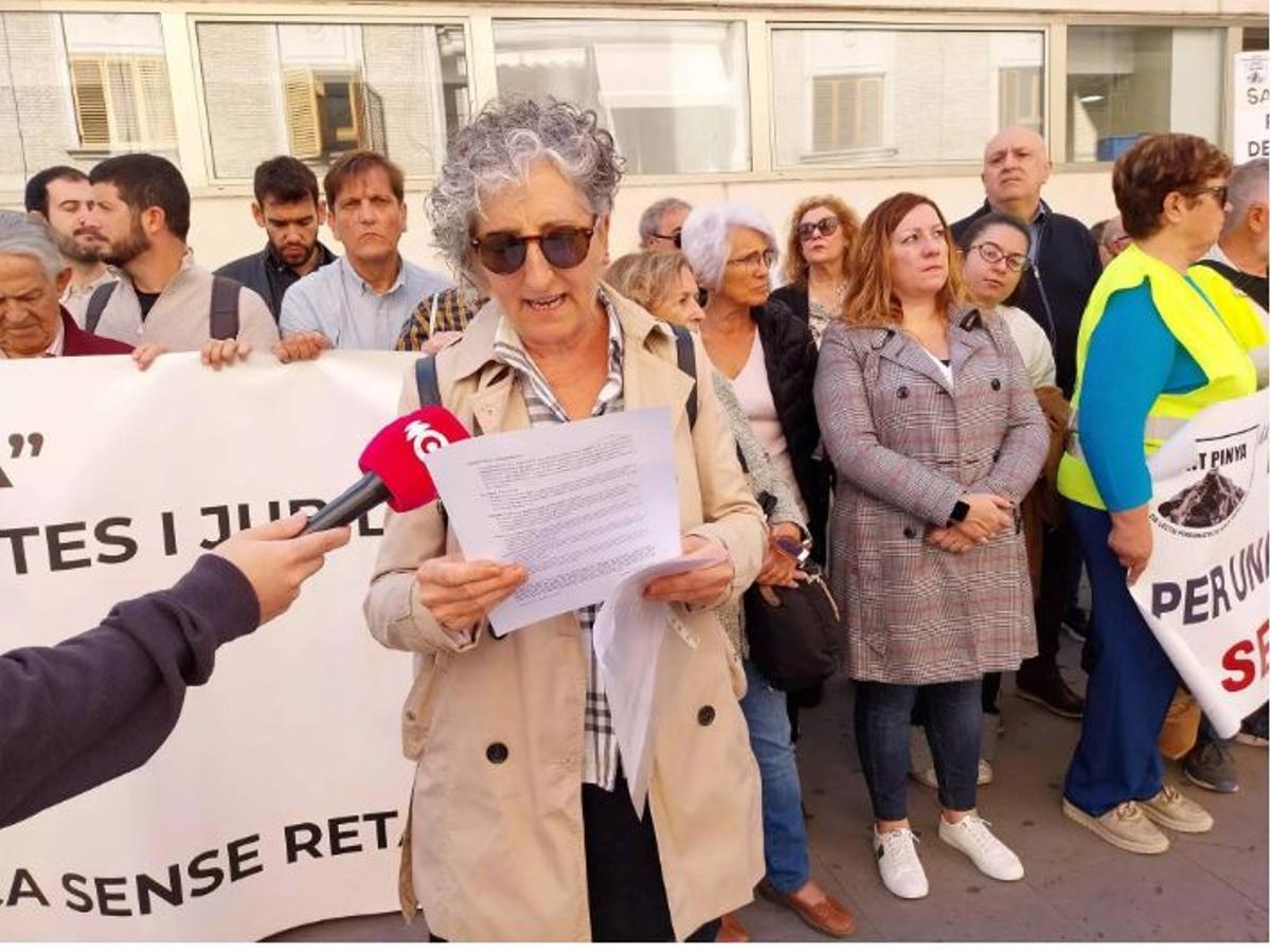 Àngels López, en una concentració de la plataforma.