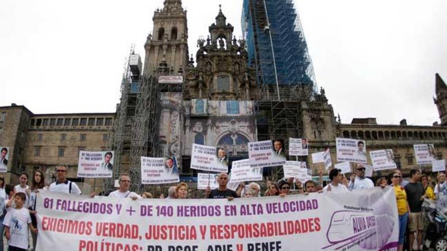 Protesta de las víctimas del Alvia en Santiago. // Xoán Álvarez