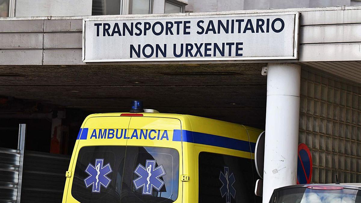 Una ambulancia en el Hospital de A Coruña. |   // VÍCTOR ECHAVE