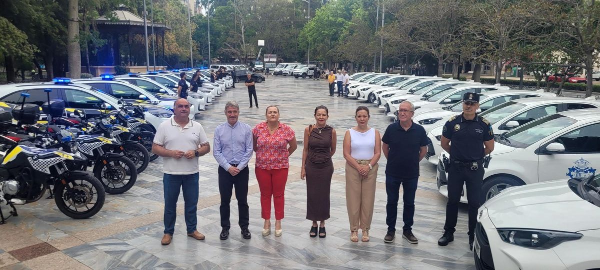 Autoridades junto a los nuevos vehículos para las áreas de administración, seguridad ciudadana, infraestructuras y servicios técnicos