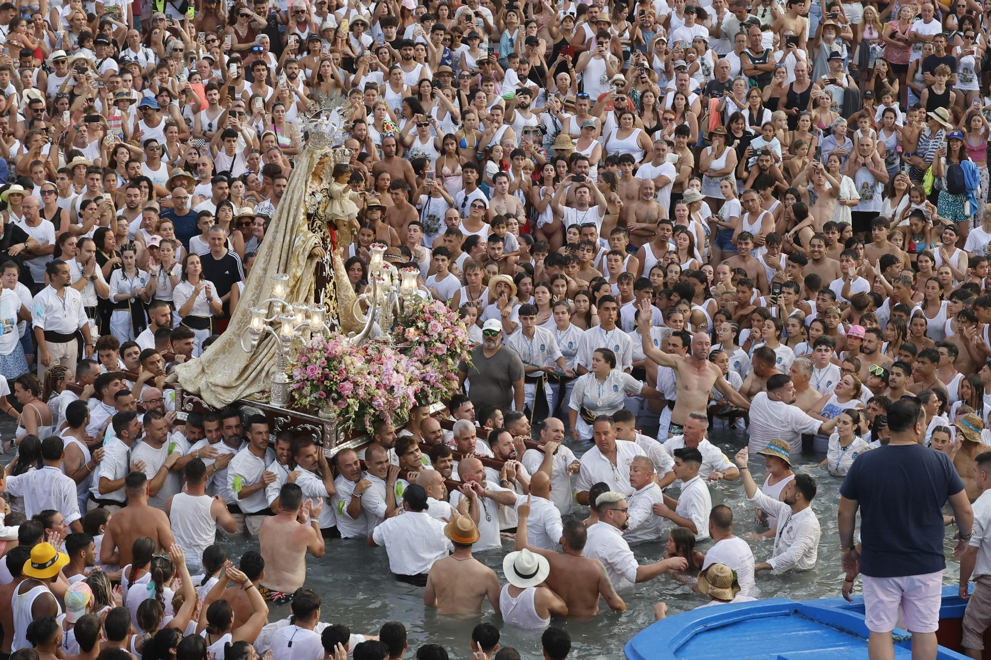 Embarcación de la Virgen del Carmen en el Puerto de la Cruz.