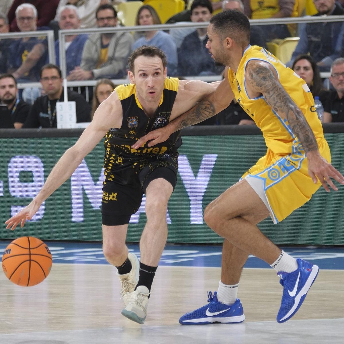 Huertas trata de dejar atrás a Robertson en el partido contra el Granca.