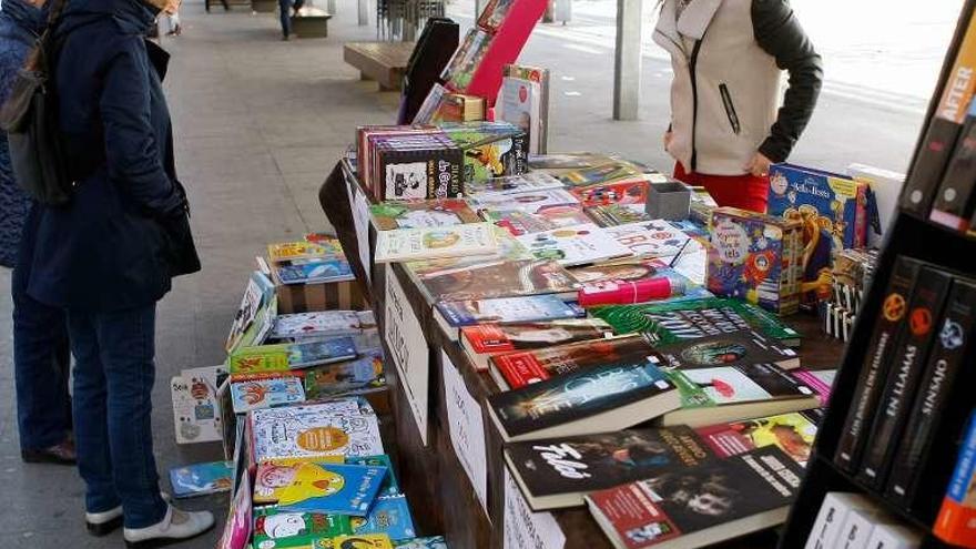 Los establecimientos presentan sus libros en la calle de Santa Clara para acercar la lectura a los zamoranos.