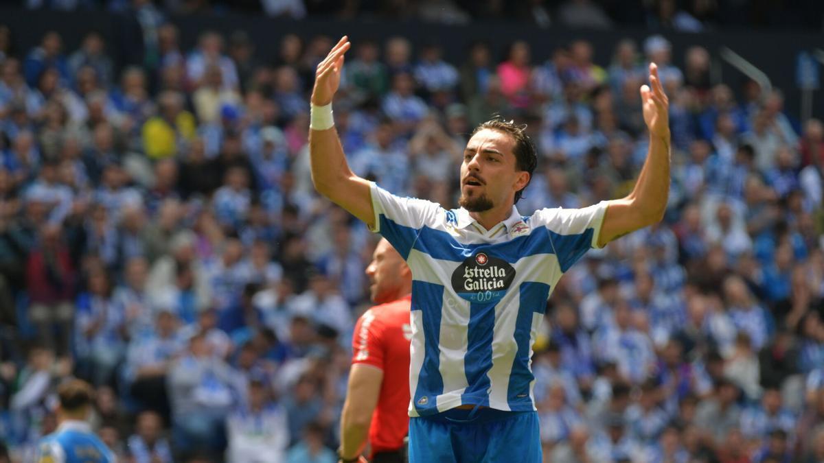 Quagliata arenga al público de Riazor en el duelo ante el Andorra con la primera equipación de la pasada temporada.