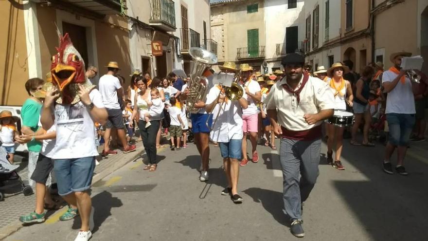 Bunyola celebra con gran participación la fiesta de &#039;La gallina que va tornar carabassa&#039;