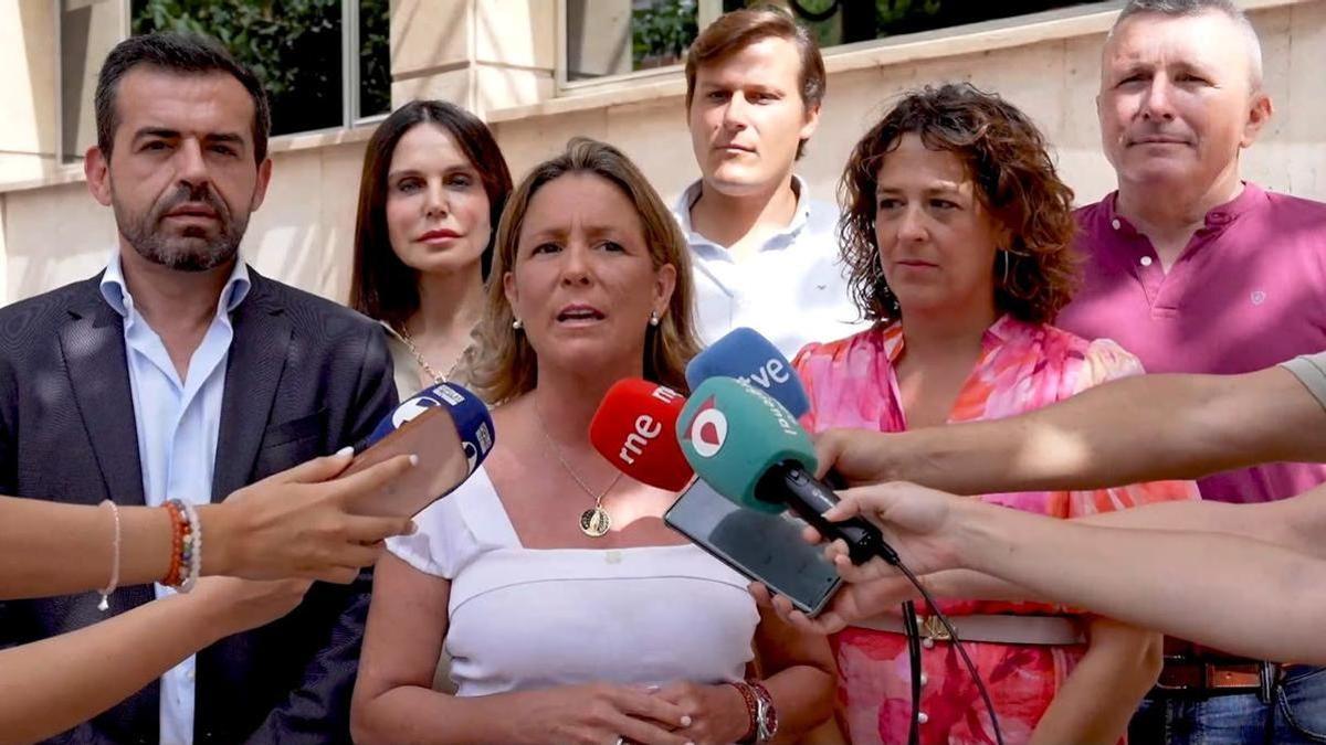 La portavoz nacional de Sanidad en Vox, María García Fuster, este lunes a las puertas de la Consejería de Salud acompañada de diputados autonómicos del partido.