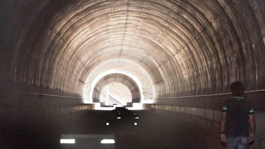 El túnel por donde pasará el AVE antes de llegar a la estación de Matola cuyas obras salieron ayer a licitación.