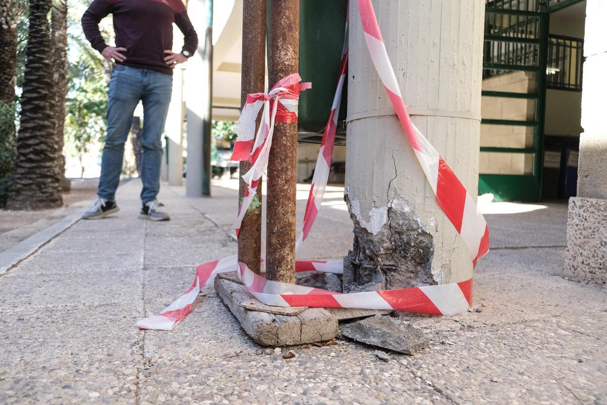Un pilar deteriorado en el IES La Torreta