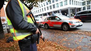 Un oficial de la policía custodia el sitio donde un hombre ha herido a varias personas en un ataque con cuchillo en Munich.