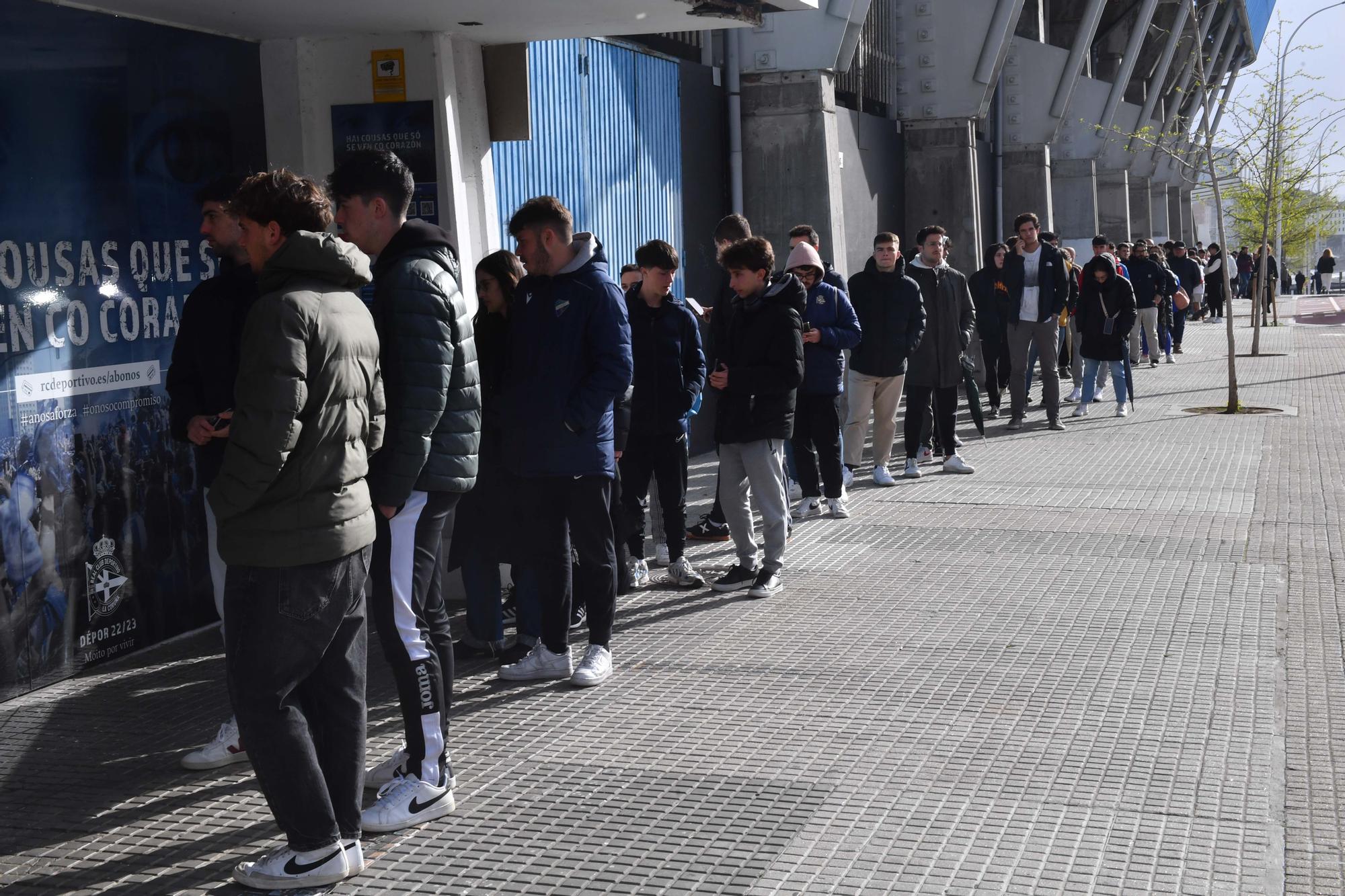 Colas en Riazor por las últimas entradas para el derbi Rácing de Ferrol - Deportivo en A Malata