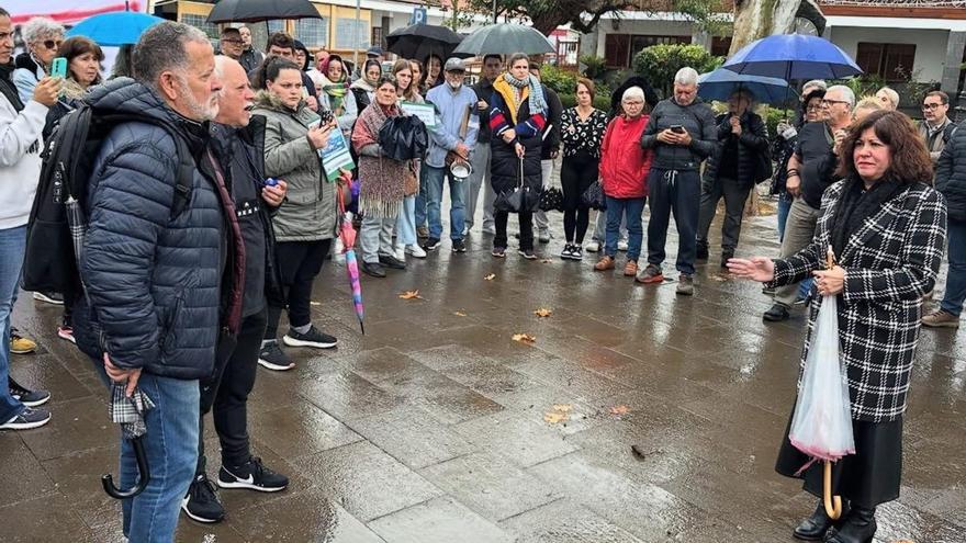 La alcaldesa se dirige a los vecinos concentrados en la plaza del Cristo, ayer. | E. D.