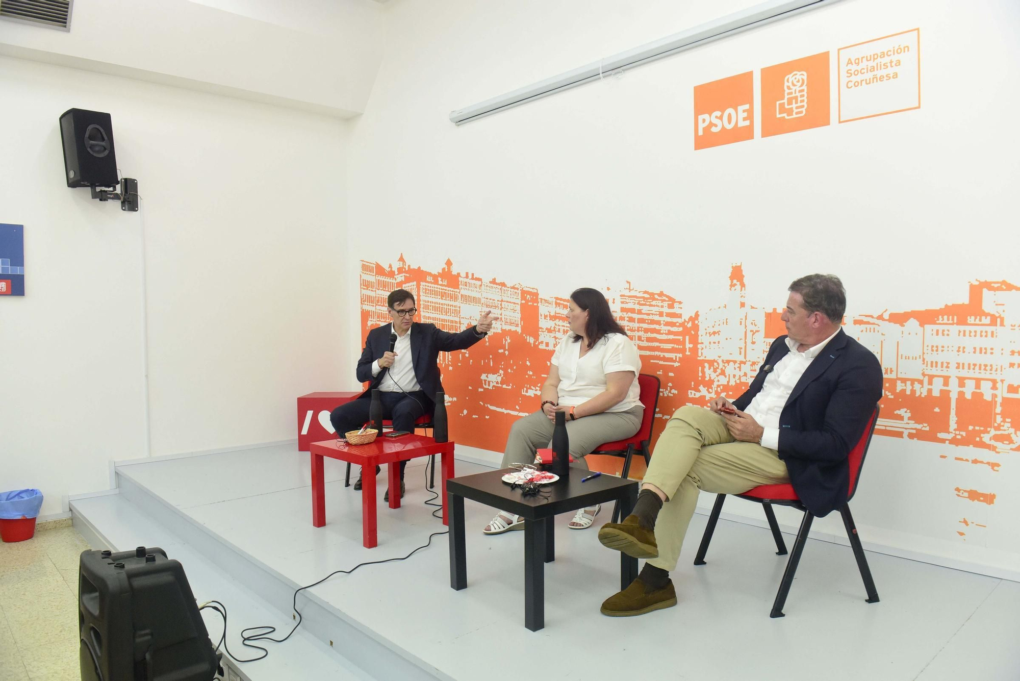 Salvador Illa se reúne con militantes en la sede del PSOE en A Coruña