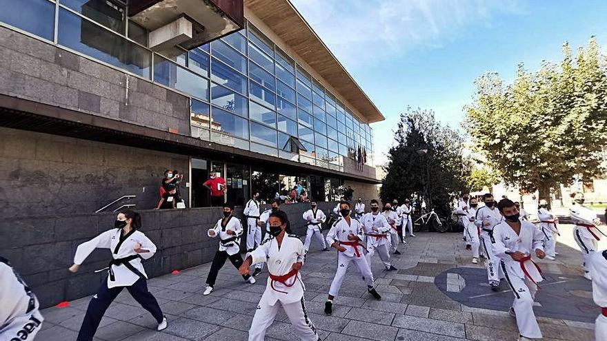 La concejala de Educación, el edil de Deportes y el técnico deportivo, en la reunión con los directores, ayer, en el Concello.