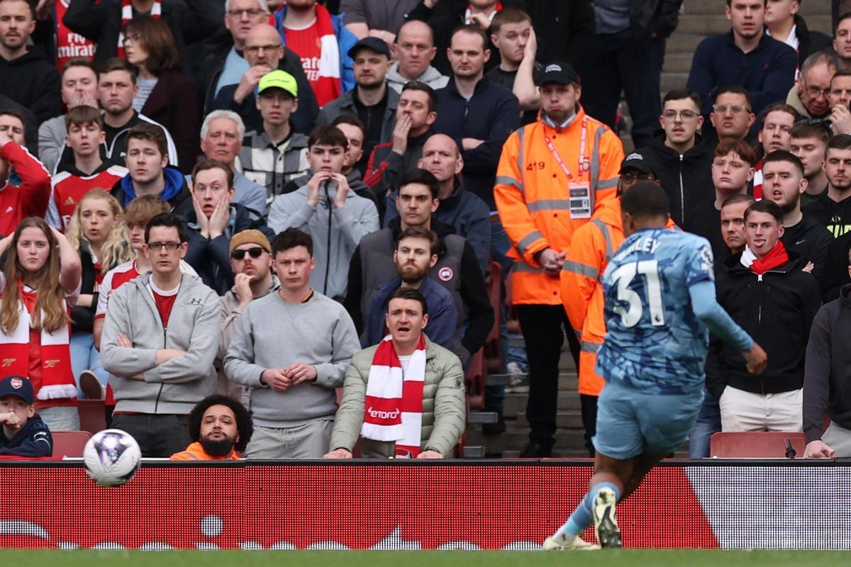 Bailey remata a portería en el 0-1 que adelantaba a Aston Villa en el campo del Arsenal.