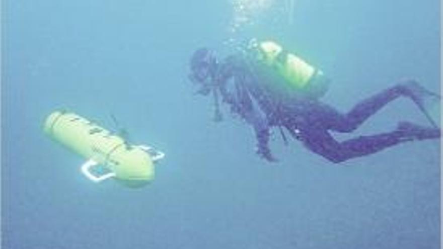 L&#039;&quot;Sparus&quot; fent una exploració per les illes Açores amb un submarinista.