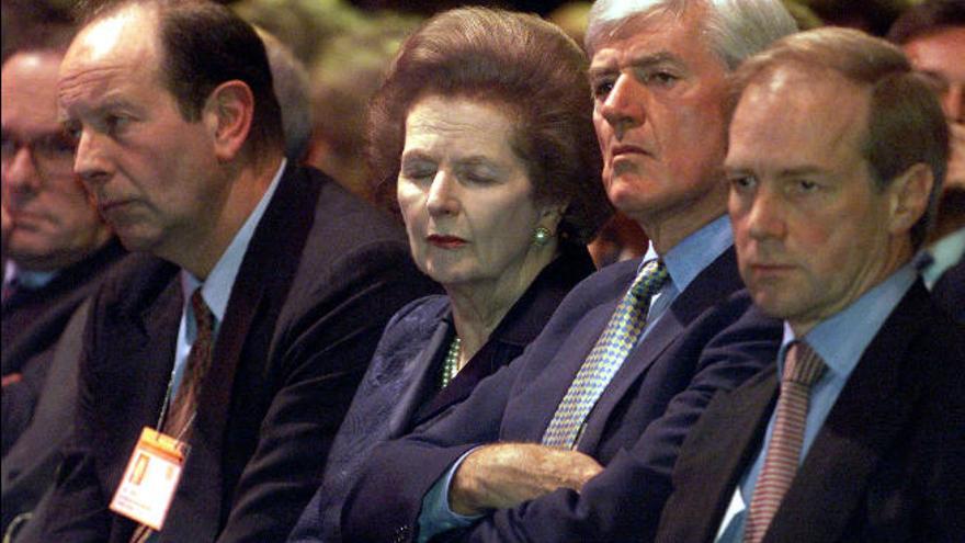 Parkinson, segundo por la derecha, en un acto junto a Thatcher, en 1998.