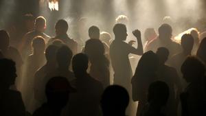 Jóvenes bailando en una discoteca.