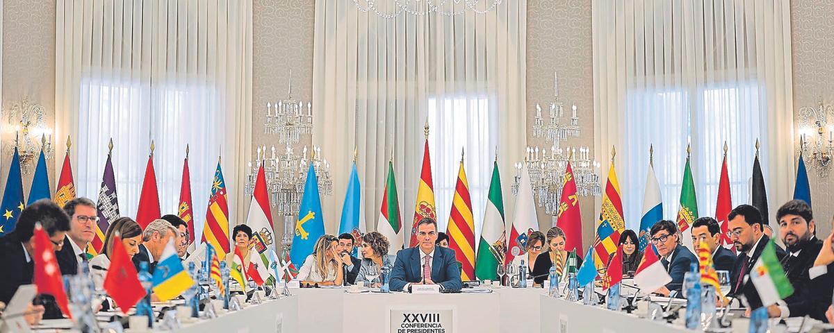 Pedro Sánchez (centro) preside la 23ª conferencia de presidentes autonómicos, celebrada en el palacio de Pedralbes de Barcelona, en junio del año pasado