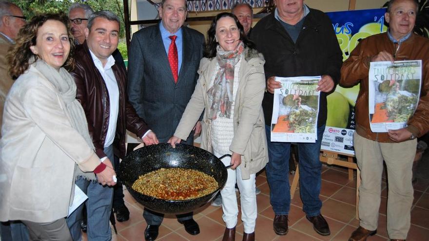 Autoridades y representantes de entidades degustaron ayer un caldero de habas en la presentación.