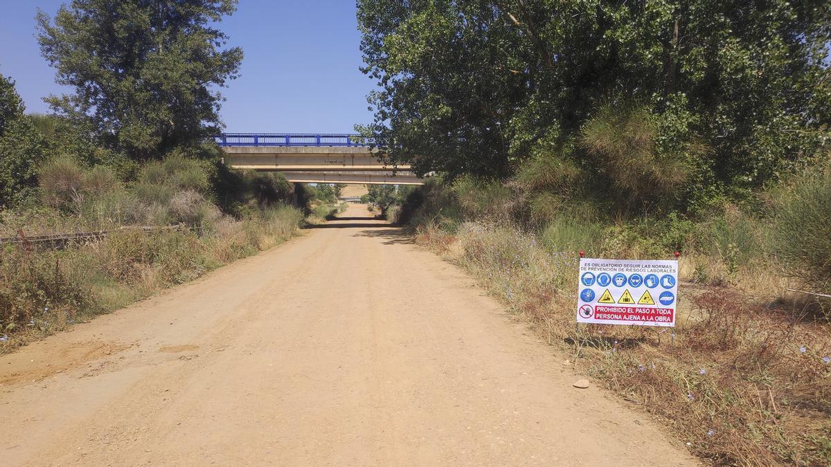 Acceso a la zona del polígono Puerta del Noroeste, en un desvío de la carretera hacia San Cristóbal.