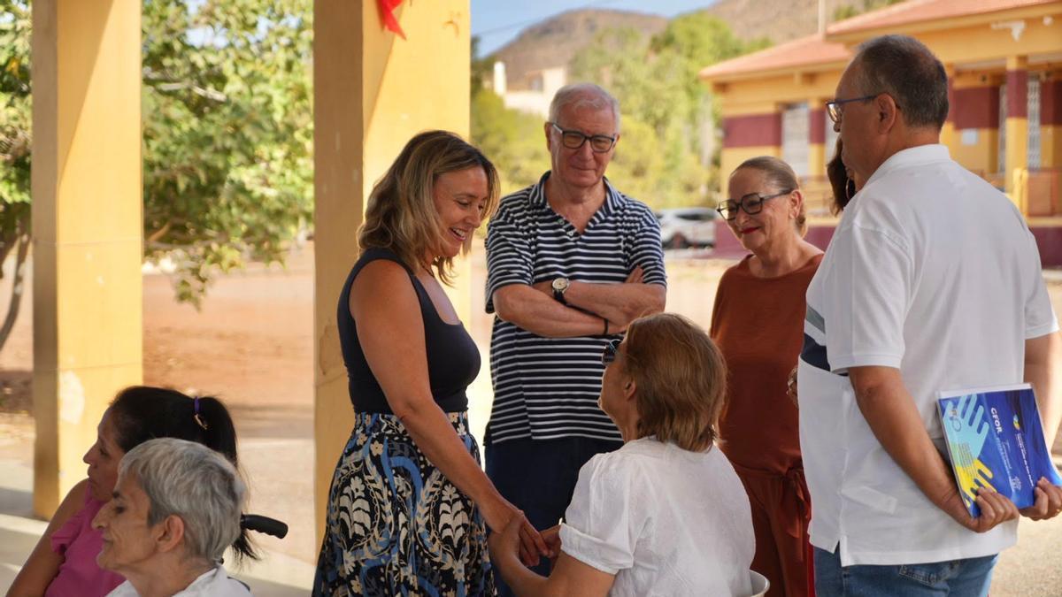 La consejera de Política Social, Conchita Ruiz, acompañada por la concejala de Política Social del Ayuntamiento de Cartagena, Cristina Mora,visita a los usuarios de Torre Nazaret en el campamento de verano de Isla Plana.