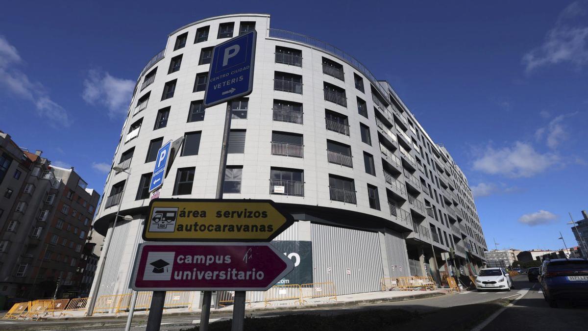 Un edificio residencial en su fase final de ejecución entre Eduardo Pondal y Doce de Novembro.