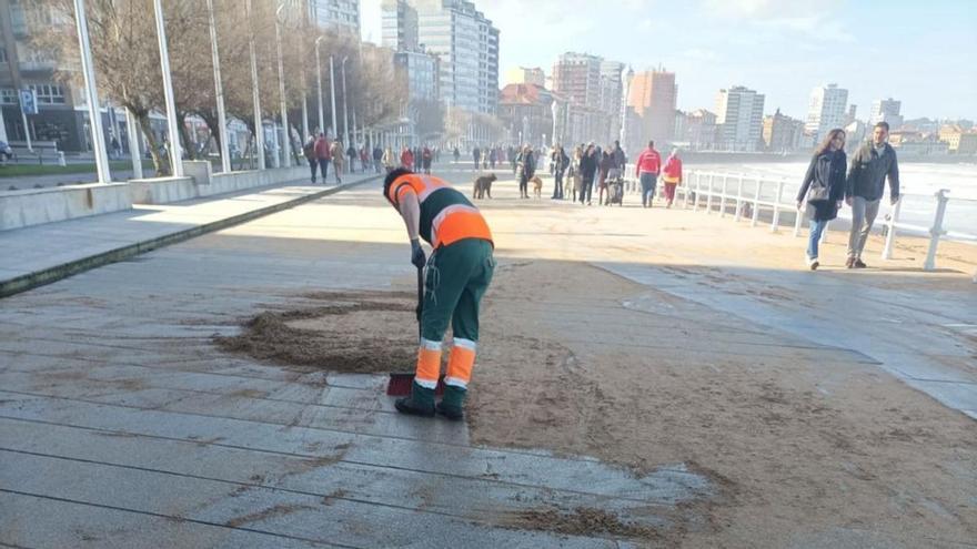 Arena de San lorenzo en el muro. Las mareas vivas de los últimos días motivaron que las olas arrastrasen gran cantidad de arena al paseo del Muro de San Lorenzo, lo que llevó a trabajadores de Emulsa a limpiarlo ayer.