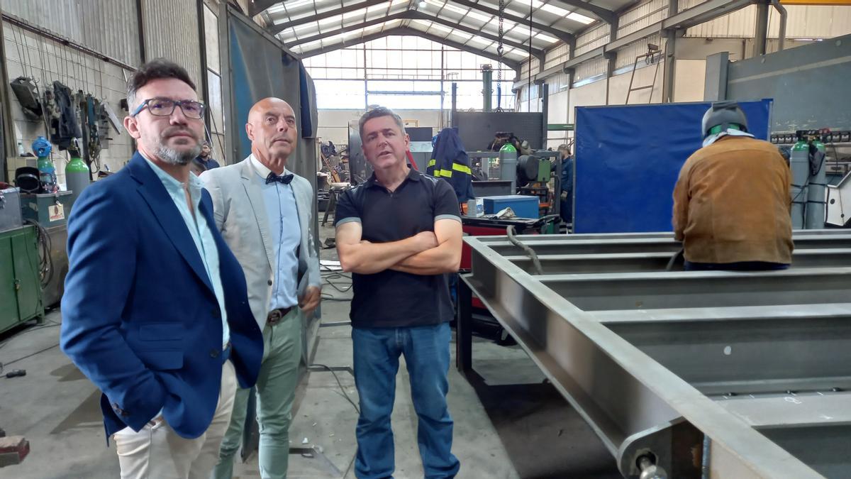 José Antonio Romero y Antonio Hurtado, PSOE, en su visita a una empresa en Villarrubia.