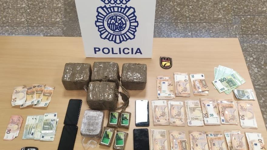 Dos detenidos con 4,9 kilos de hachís y casi 5.000 euros en efectivo en el barrio de Carlinda