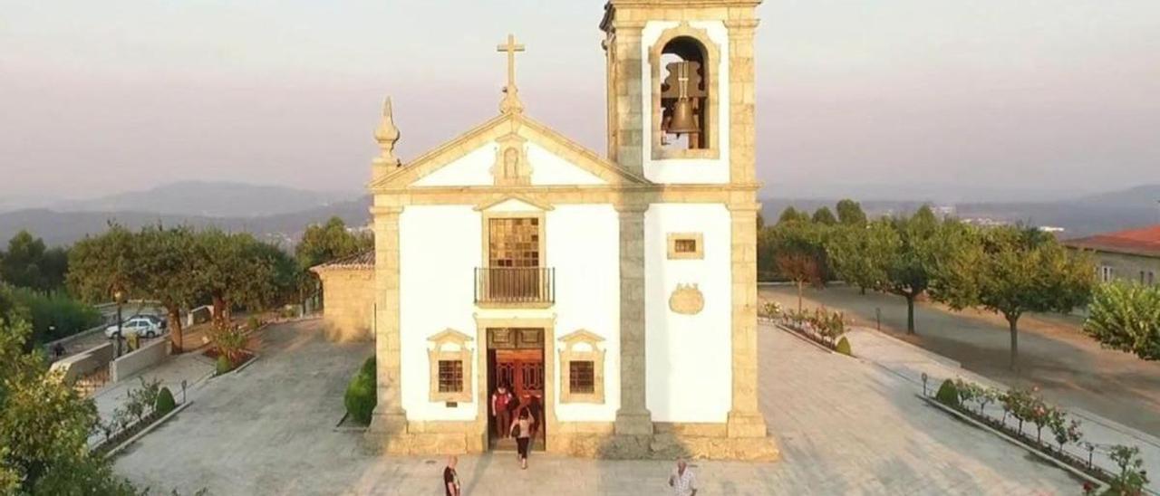 Vista da fachada do santuario de Nossa Senhora da Franqueira, en Barcelos.