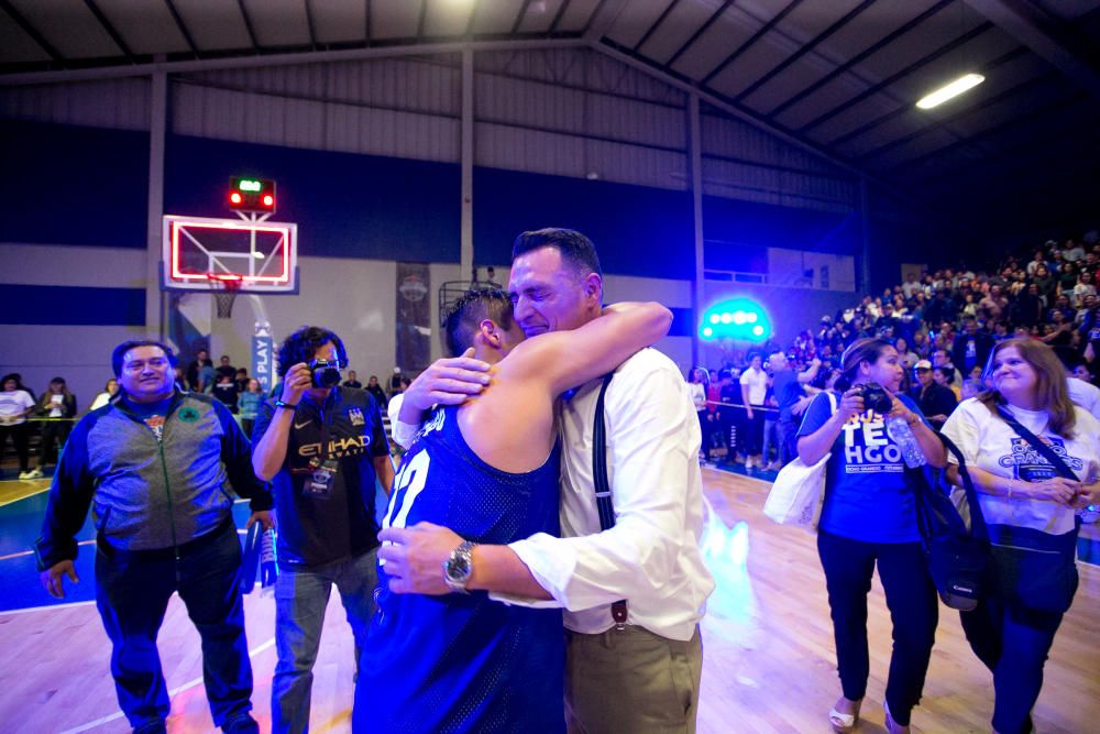 Sergio Molina, dirigiendo a su equipo.