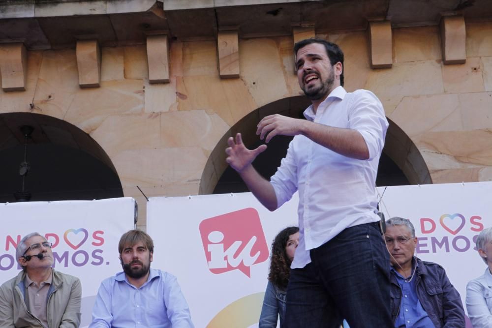 Alberto Garzón en un mitin de Unidos Podemos en la Plaza Mayor de Gijón