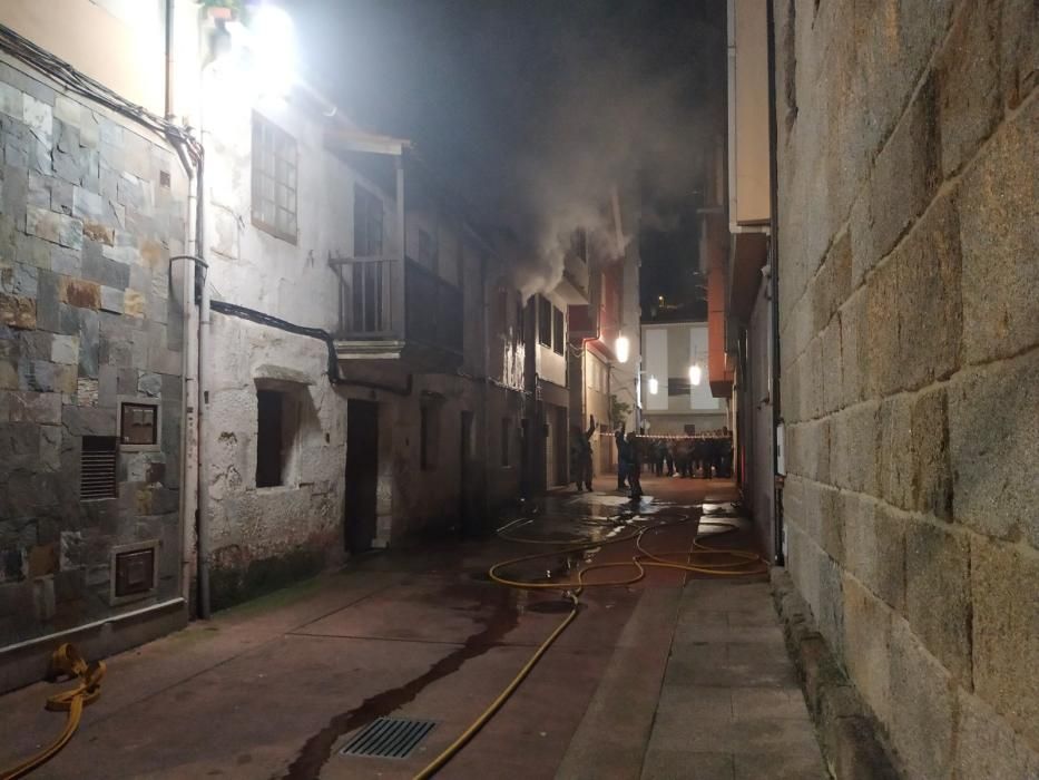 Incendio nocturno en una carpintería de Bueu