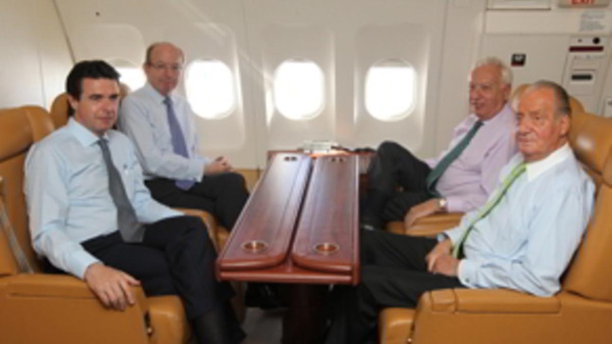 De izquierda a derecha, el ministro de Industria, José Manuel Soria; el jefe de la Casa del Rey, Rafael Spottorno; el titular de Exteriores, José Manuel García-Margallo, y el Rey, en el avión que los ha trasladado a Rusia