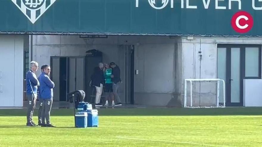 Vídeo | Cucho Hernández junto a Manu Fajardo y Joaquín en el entrenamiento del Betis