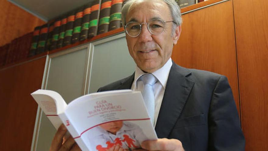 El magistrado José Luis Utrera acaba de reeditar su libro Guía del buen divorcio.